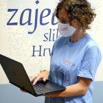 popisivaci plava majica i laptop