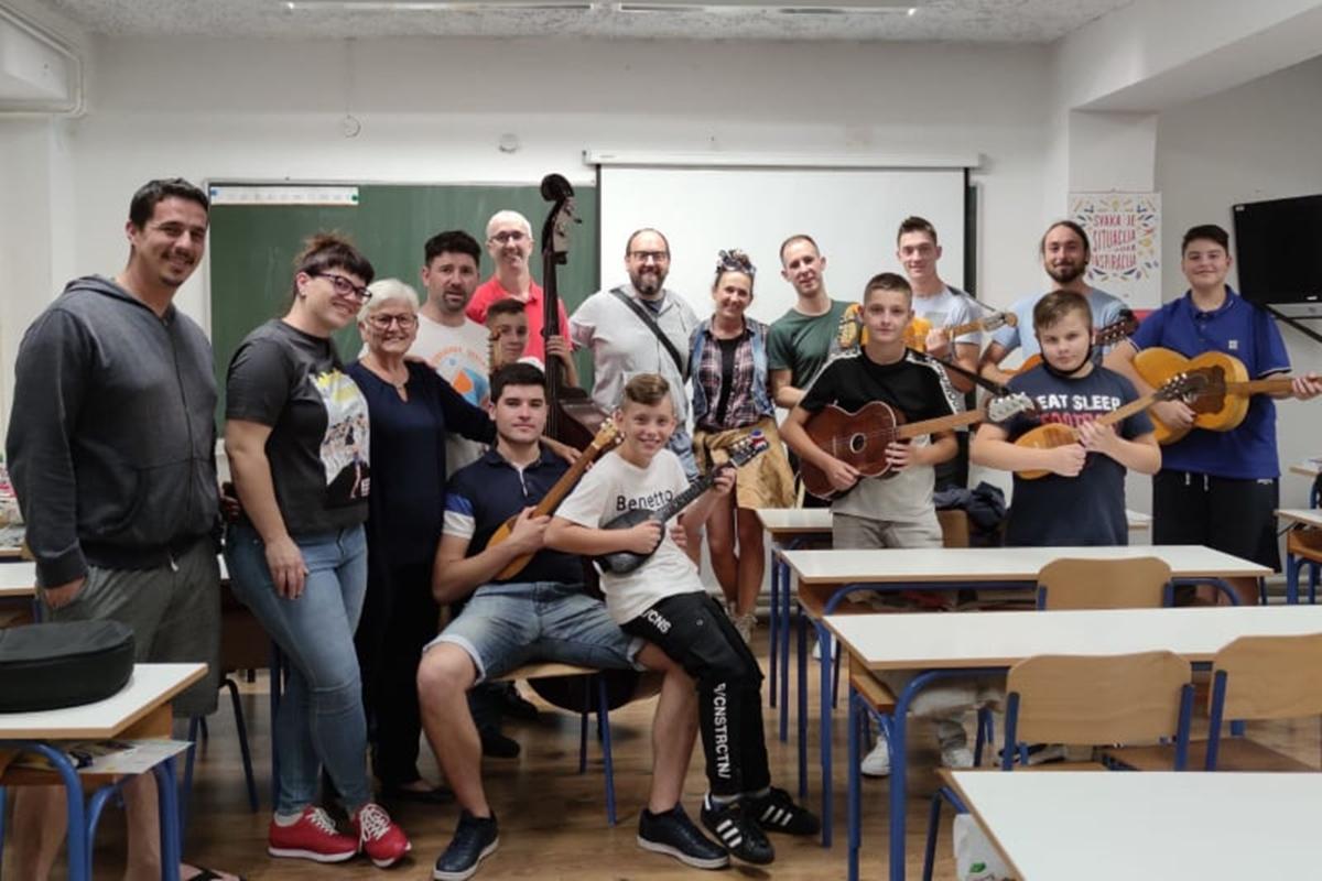 BILI SMO NA PROBI USUSRET VELIKOJ PROSLAVI KUD-A ‘MARKO MAROJICA’ Bala zajedno i mlado i staro! Već 45 godina čuvaju župsku tradiciju 5 kud marko marojica 2 1