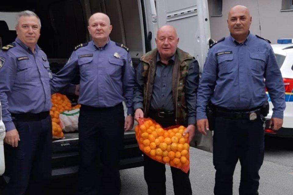Policajci donirali tonu i pol mandarina kolegama iz Petrinje i Gline