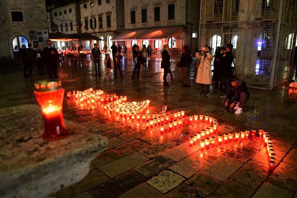 Diljem Dubrovnika pale se svijeće u spomen na tragediju Vukovara i Škabrnje