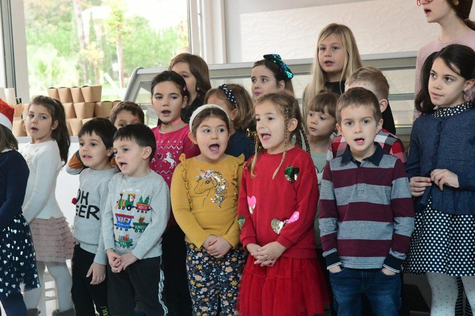 [FOTO/VIDEO] PA KOLIKO SU SLATKI Mališani točno u podne zapjevali kolendu!