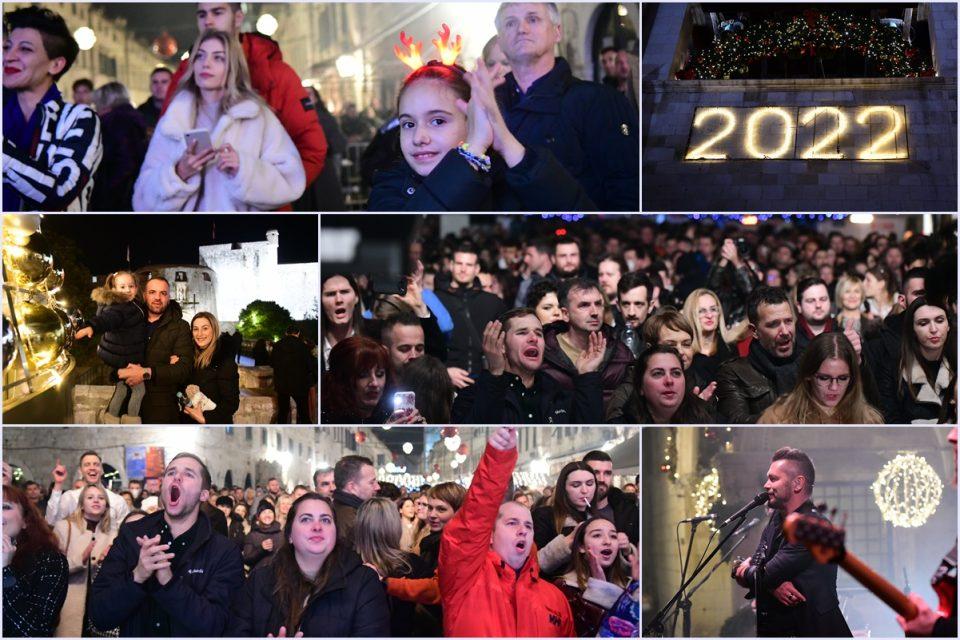 FOTOGALERIJA NAŠEG ZVONE 'Ćeramo' 2021., na Stradunu radost i veselje uz hitove Vatre!