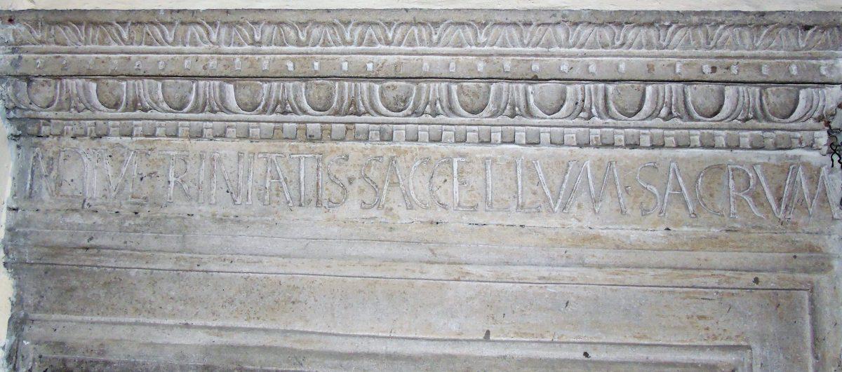 natpis iznad praga kapelice