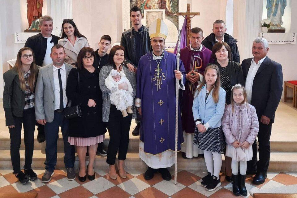 Biskup Roko Glasnović krstio peto dijete u obitelji Baraban