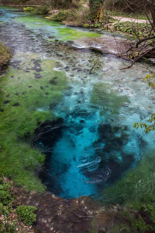 Blue eye izvor do njega treba 30 minuta hoda od ceste Gjirokaste Sarande preko planinskog prijevoja