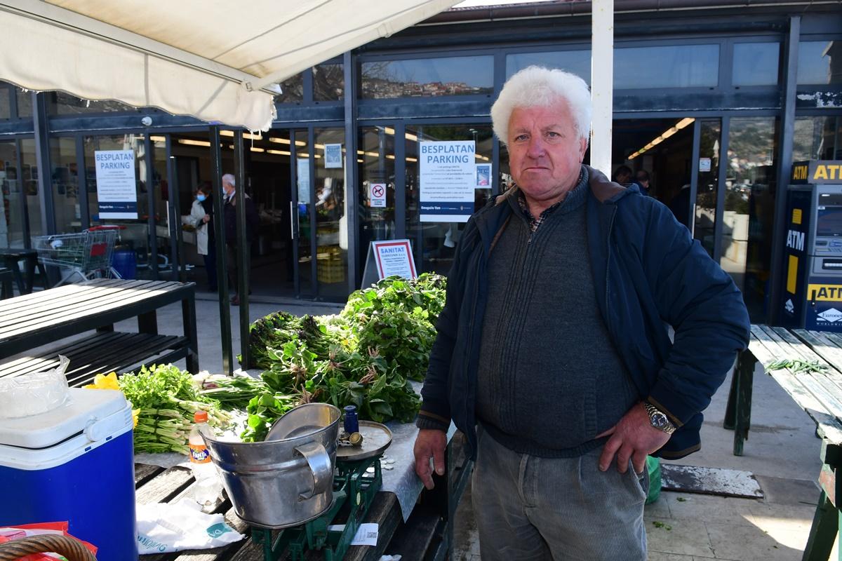 ŠTO O REKONSTRUKCIJI GRUŠKE PLACE MISLE PRODAVAČI? ‘Puno će koštati, a mi ćemo se i dalje smrzavati’ 1 Miše Miloslavić iz Postranja
