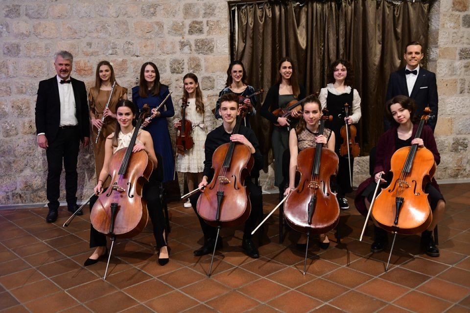 [VIDEO] Mladi glazbenici u Revelinu zasvirali s Orkestrom