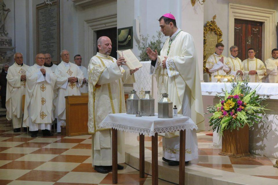 Biskup Glasnović prvi put s dubrovačkim svećenicima slavio misu posvete ulja