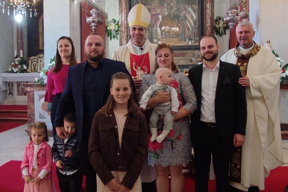 MALI ŠIME Biskup Roko Glasnović krstio peto dijete u obitelji Razlog
