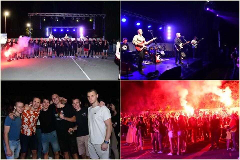 [FOTO] Uz 'Dalmatino' band slavi se pobjeda župskih ratnika! Tko je sve plesao u Kuparima?