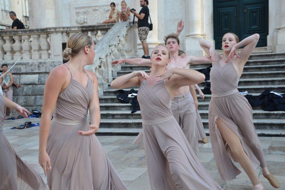 [FOTO/VIDEO] OD BALETA DO SUVREMENOG PLESA Trideset mladih plesača pokazalo svoje umijeće na Stradunu