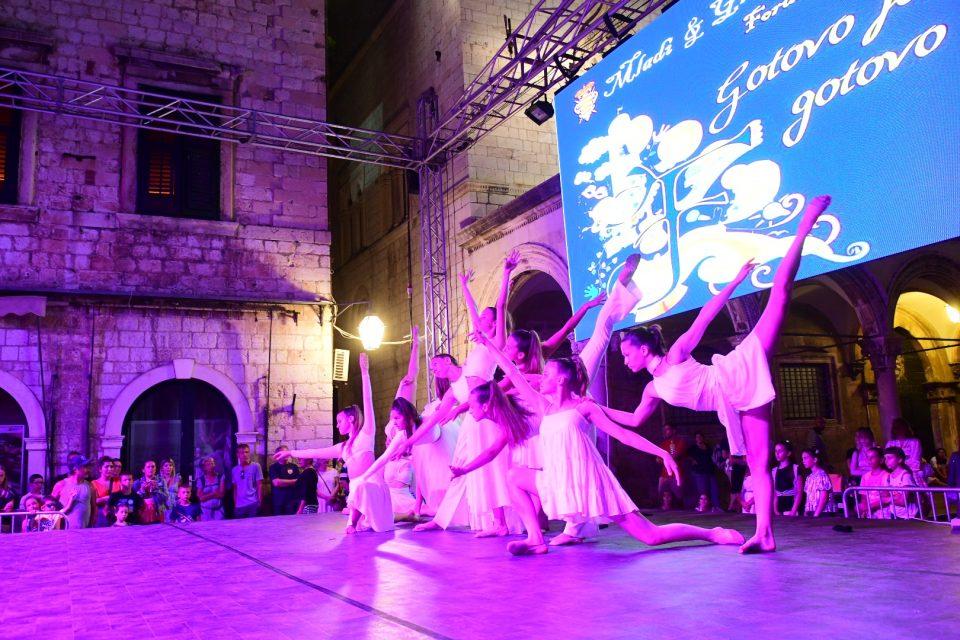 [FOTO] Mladi recitatori, glumci, pjevači i plesači nastupili na Stradunu