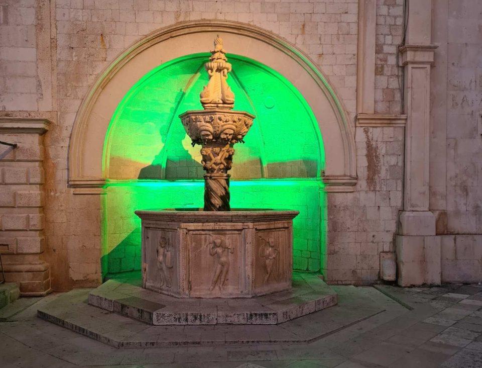 Mala Onofrijeva fontana svijetli u znak podrške oboljelima od gastroshize