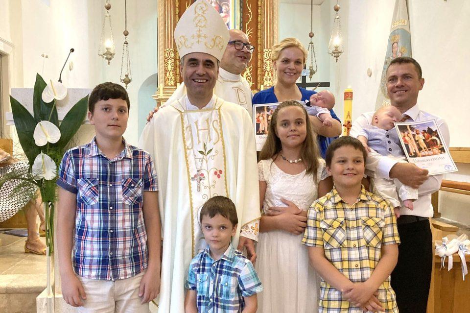 NOA I JOSIP Biskup krstio blizance obitelji Valjalo u Orašcu