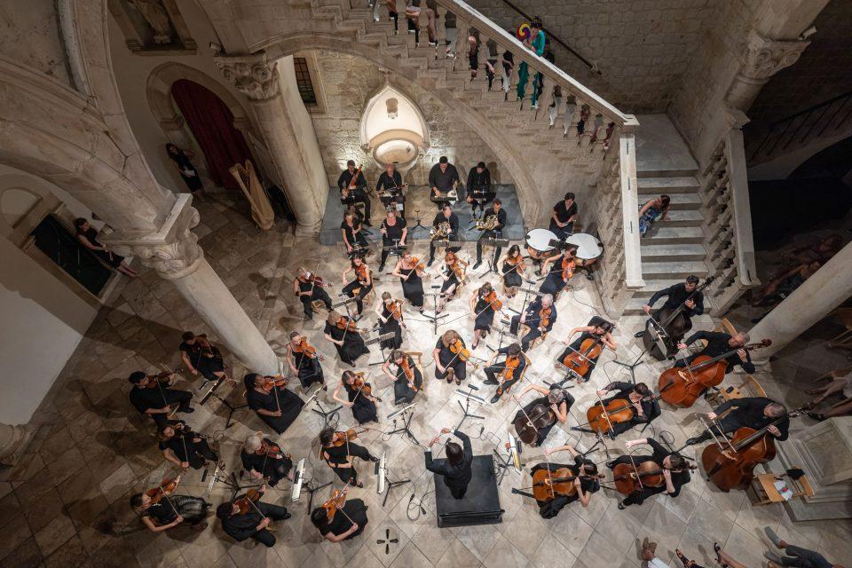 Zadarski komorni orkestar nastupa u Dvoru