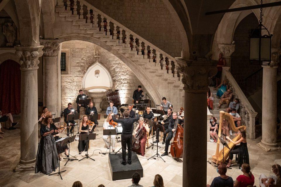 Dubrovnik na glazbenoj hridi u atriju Kneževa dvora