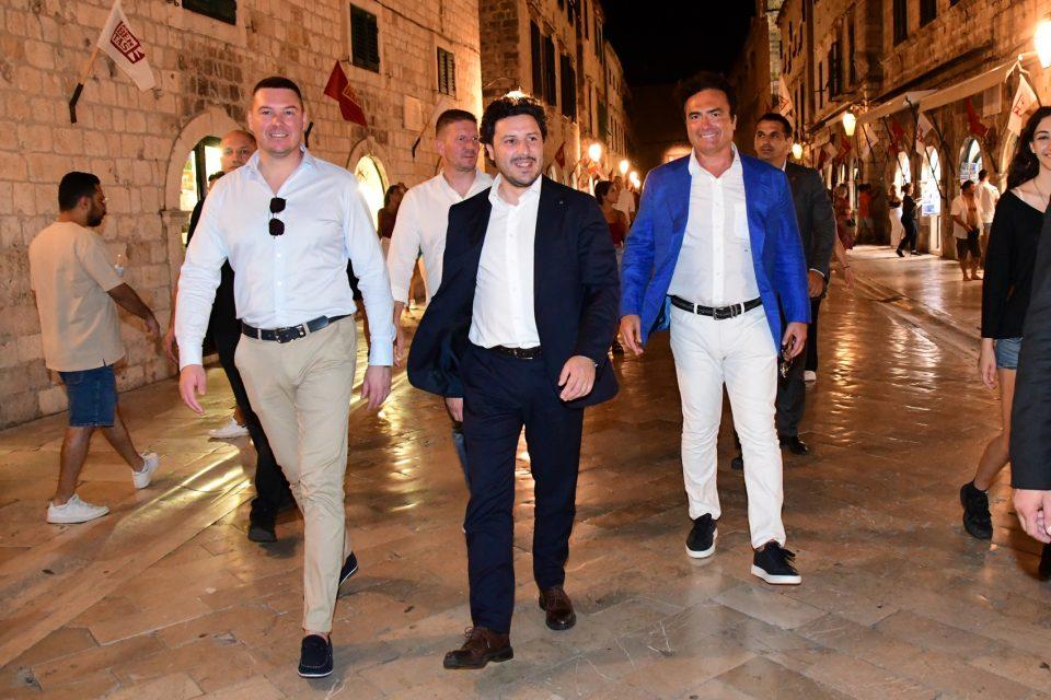 NAKON VEČERE U PROTA Crnogorski premijer Dritan Abazović sa suradnicima prošetao Stradunom