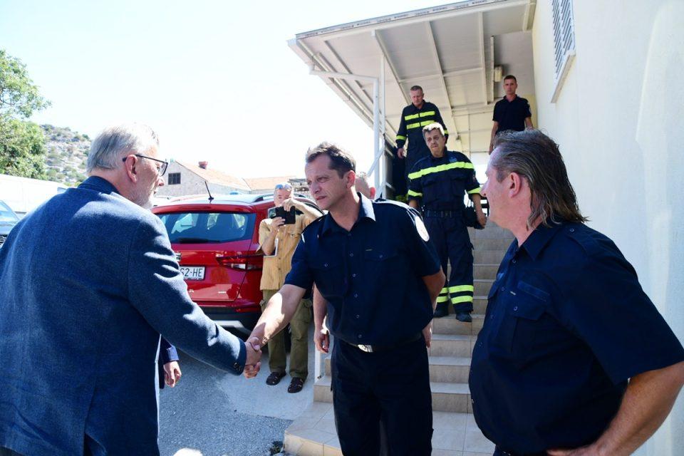 Ministar Božinović i glavni vatrogasni zapovjednik Tucaković stigli u Orašac, izrazili sućut obitelji stradalog vatrogasca