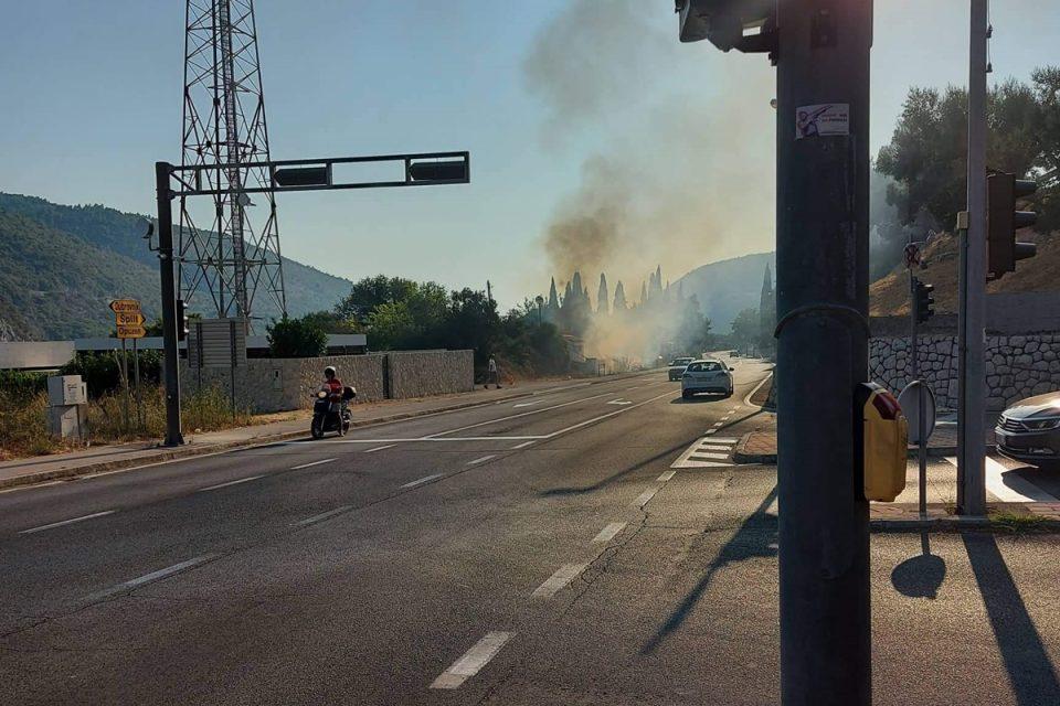 FOTO Ugašen požar na ulazu u Novu Mokošicu, opožareno 200 'kvadrata'