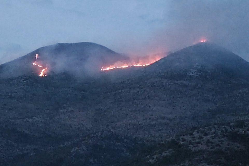 Noćas se proširio požar iznad Slanoga, vatru gase i zračne snage