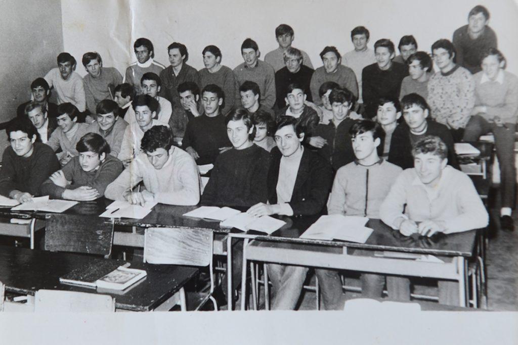 Mladići na slici 25. III 1970. godine, u školskim klupama