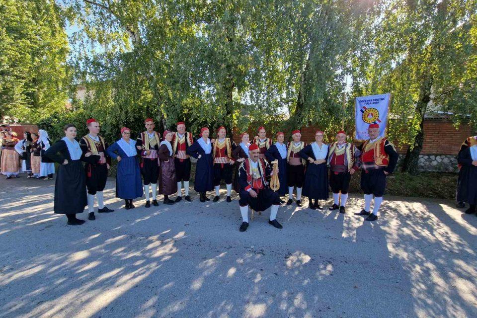 SOČANI ZAPJEVALI U SLAVONIJI 'Oj jeseni Vinkovačka dika, primi pozdrav grada Dubrovnika'