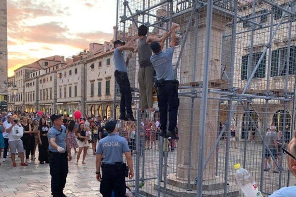 POLICIJA O ČUDNOJ SCENI U GRADU Muškarac (23) zadržan na liječenju u OB Dubrovnik