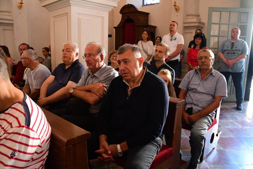 Tonči Tadić i sudionici simpozija o fuzijskoj tehnologiji na podnevnoj misi u Parčevoj crkvi