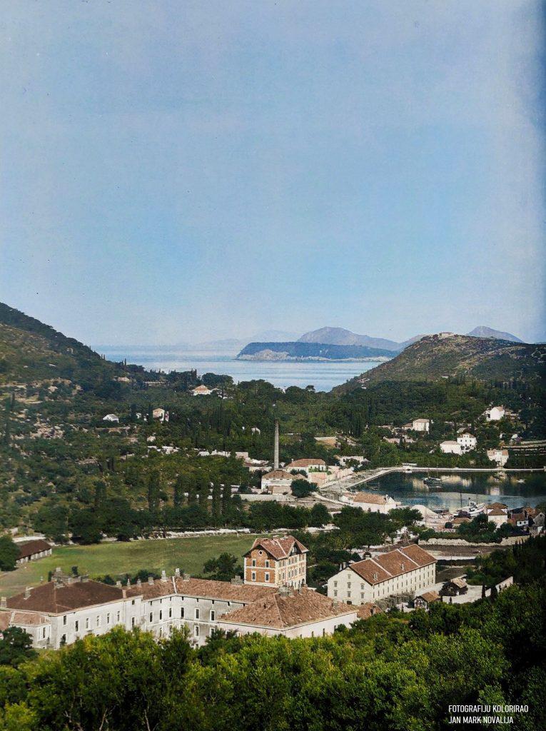 'Povijest nogometa u Dubrovniku': Pogled na Kasarnu i Duhansku stanicu, između 1907. i 1910. godine (kolorirana fotografija, autor Jan Mark Novalija)
