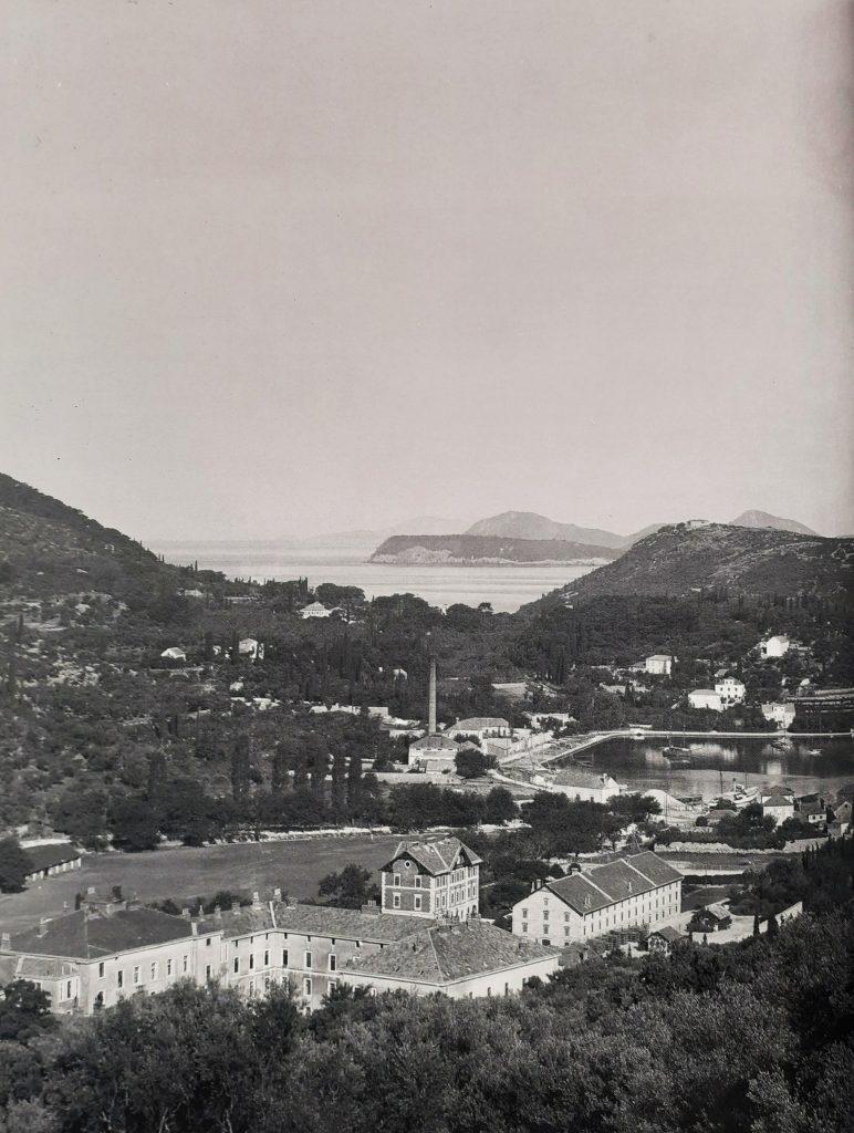 'Povijest nogometa u Dubrovniku': Pogled na Kasarnu i Duhansku stanicu, između 1907. i 1910. godine