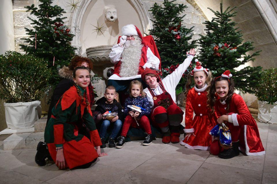 FOTO/VIDEO Djed Mraz i vilenjaci razveselili dubrovačke mališane