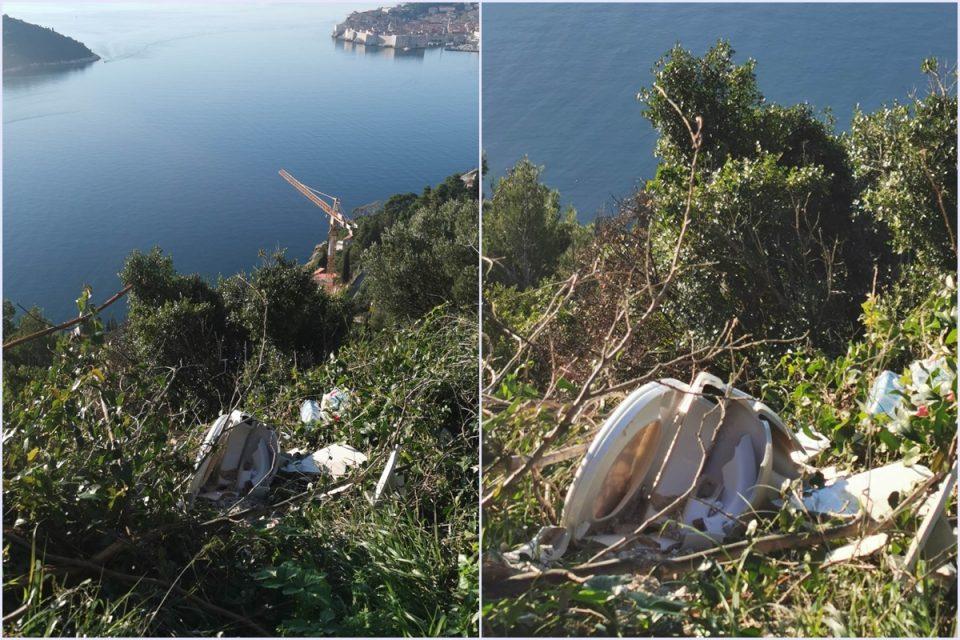 WC skoljka s pogledom na Lokrum i Grad