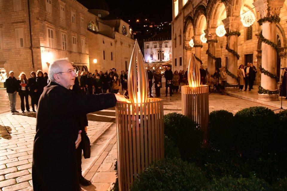 [FOTO] Nadbiskup Želimir Puljić upalio svijeću mira