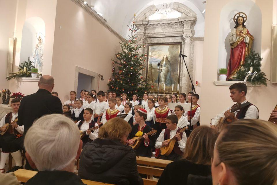 VIDEO 'OĐE BOG I DOBAR VEČER' Predivan božićni koncert u Mandaljeni