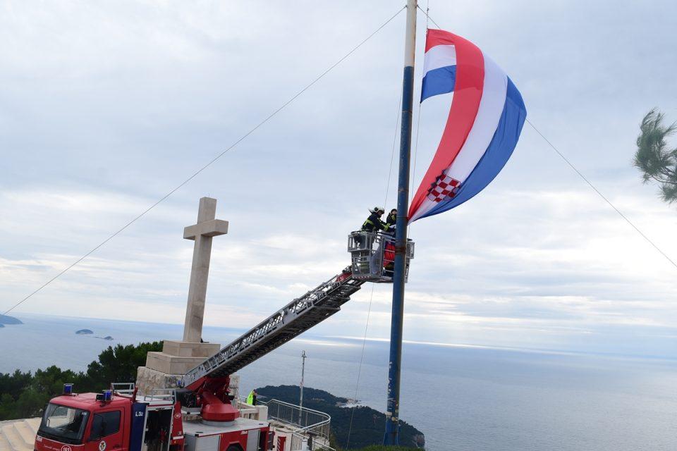 [FOTO/VIDEO] Zavijorila se nova zastava kod Križa na Srđu