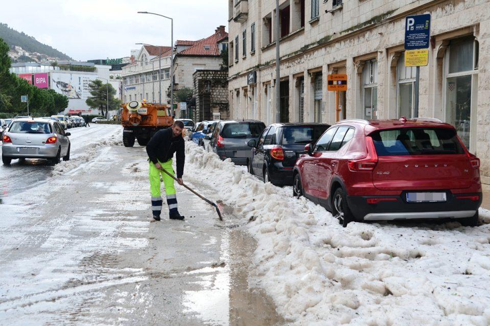 FOTO/VIDEO Zimska služba u akciji, čiste ogromne nanose grada