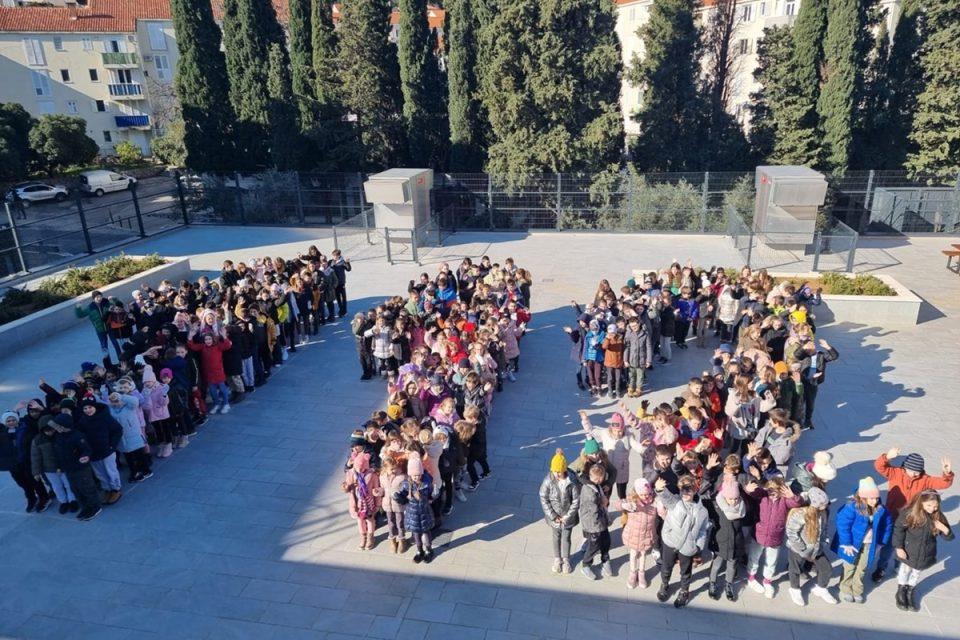 [VIDEO] Učenici s Monte milenijskom fotografijom obilježili Dan broja 112