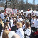 18.03.2023., Zagreb - Pod sloganom "SOS za zdravstvo", pet krovnih lijecnickih udruga organiziralo je veliki prosvjed na Trgu sv. Marka kojim su iskazali nezadovoljstvo svojim statusom, placama, ali i cjelokupnim stanjem u zdravstvenom sustavu. Photo: Lovro Domitrovic/PIXSELL