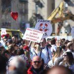 18.03.2023., Zagreb - Pod sloganom "SOS za zdravstvo", pet krovnih lijecnickih udruga organiziralo je veliki prosvjed na Trgu sv. Marka kojim su iskazali nezadovoljstvo svojim statusom, placama, ali i cjelokupnim stanjem u zdravstvenom sustavu. Photo: Lovro Domitrovic/PIXSELL
