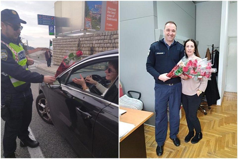Policajci uz Dan žena ružama darivali vozačice i kolegice