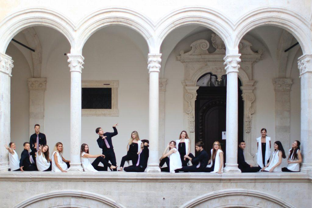 Hostese i biljeteri - (c) Roza Zanini Mozara
