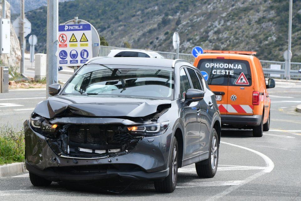 Sudar dvaju vozila na skretanju prema Osojniku 1