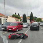 Sudar motocikla i dvaju vozila na Vojnovicu