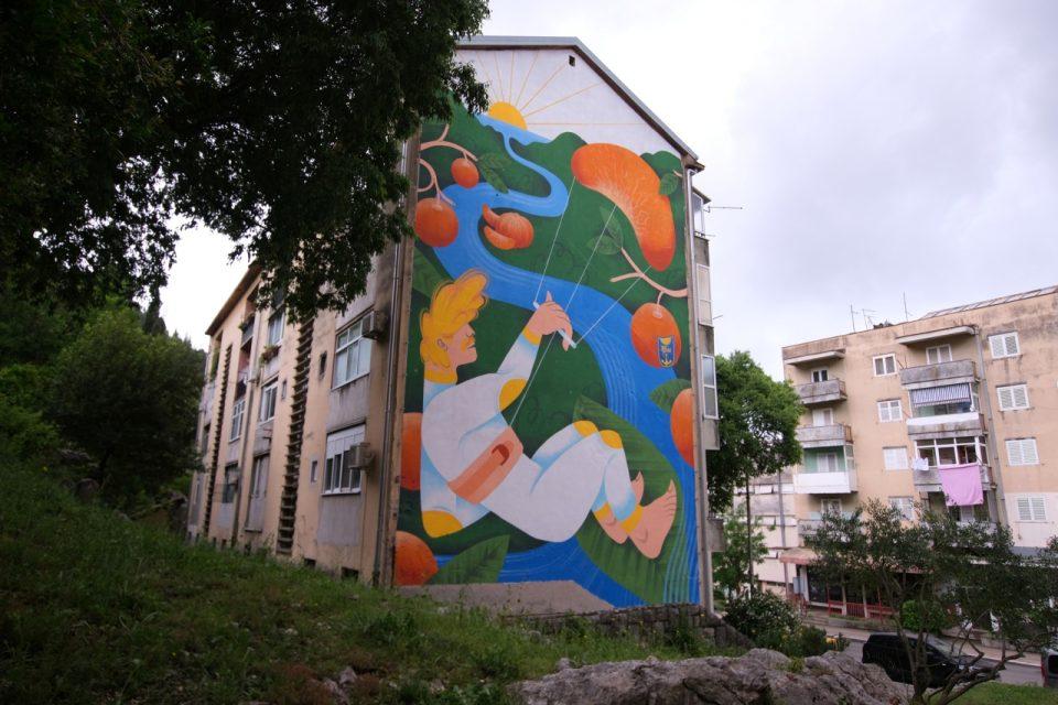 VIDEO Ploče dobile veliki mural, umjetnica oslikala 200 'kvadrata' pročelja zgrade!
