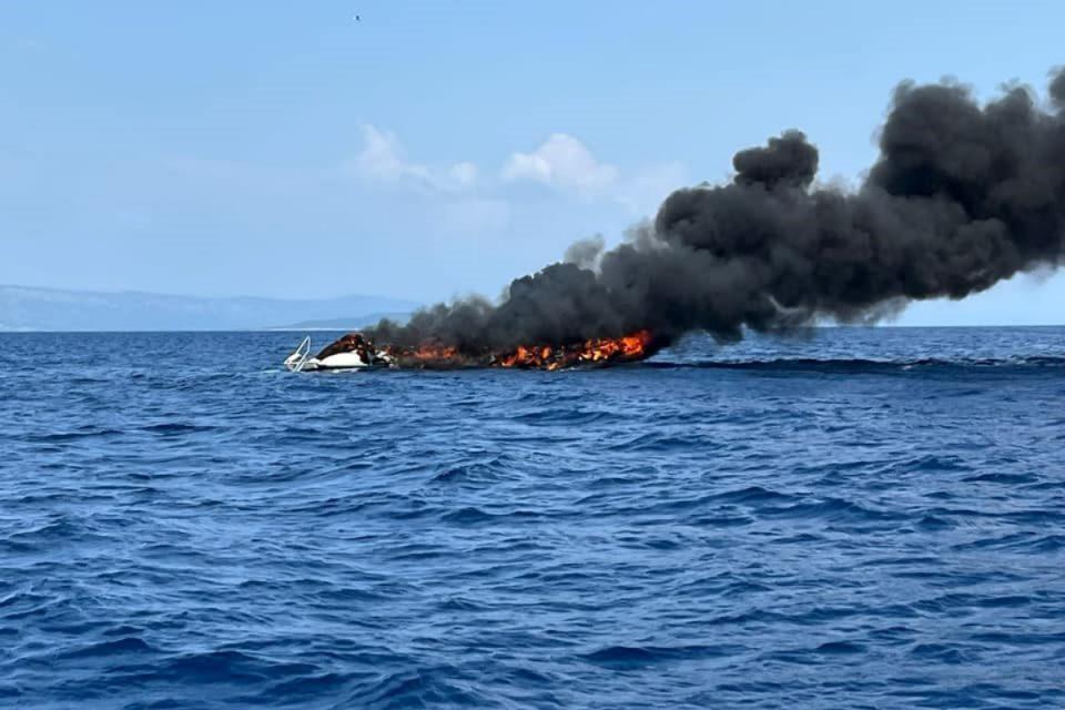 [FOTO] Izgorjela jedrilica kod otoka Proizd