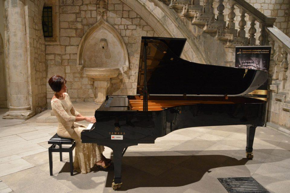 NAIRA ASATRYAN U DVORU Donacijski koncert za Opću bolnicu Dubrovnik