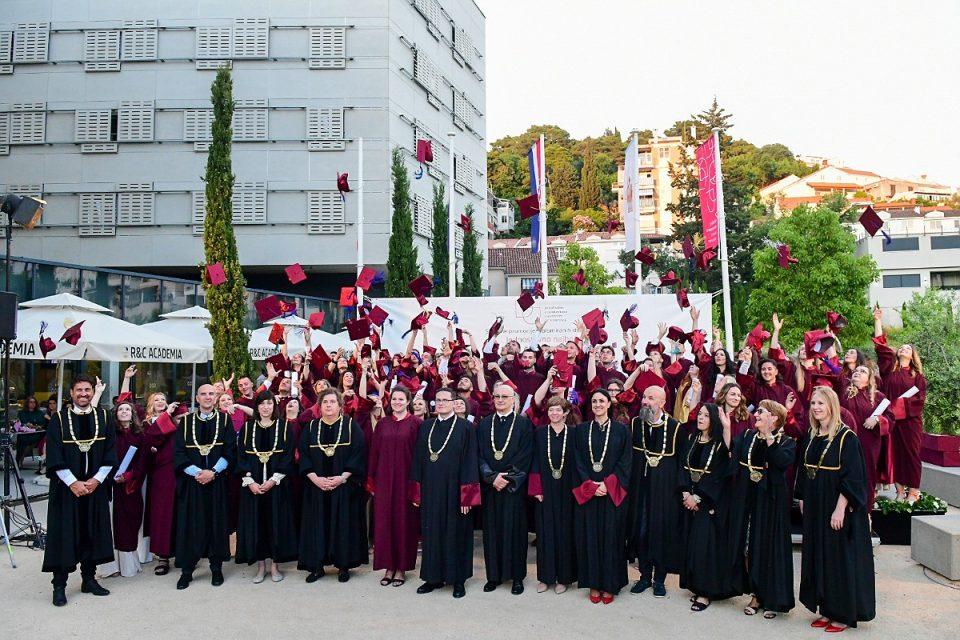 [FOTO] SVEČANA PROMOCIJA Uručene diplome prvostupnicima i magistrima Sveučilišta u Dubrovniku