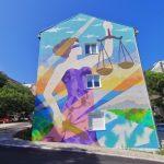 NOVI MURAL U PLOCAMA Bozica pravde krasi zgradu suda 1