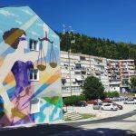NOVI MURAL U PLOCAMA Bozica pravde krasi zgradu suda 2