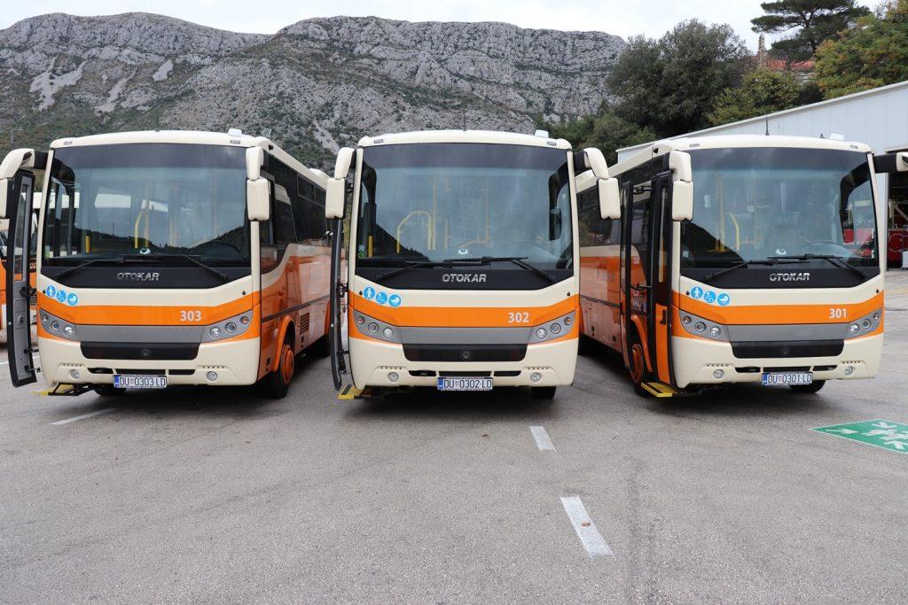 Tri autobusa otokari